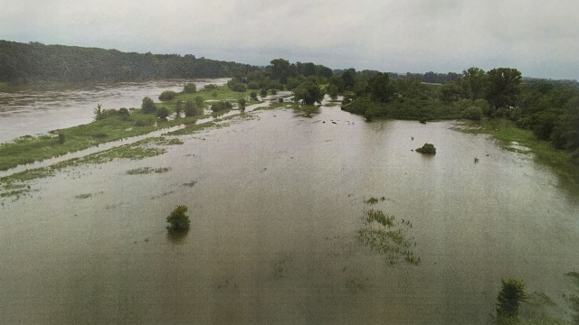 Woda zalała ponad 300 hektarów w gminie Skarbimierz. Zdaniem wójta, to konsekwencja niewłaściwych decyzji odnośnie zbiorników retencyjnych