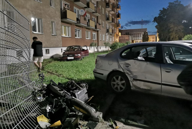 Strzelce Opolskie: wsteczny zamiast jedynki i uszkodzone trzy samochody oraz motocykl. 16-latek za kierownicą