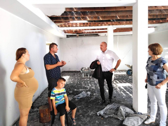 Starostwo Powiatowe w Opolu pomoże odbudować dom po pożarze. Rodzina z Graczy nocuje u sąsiadów i porządkuje budynek
