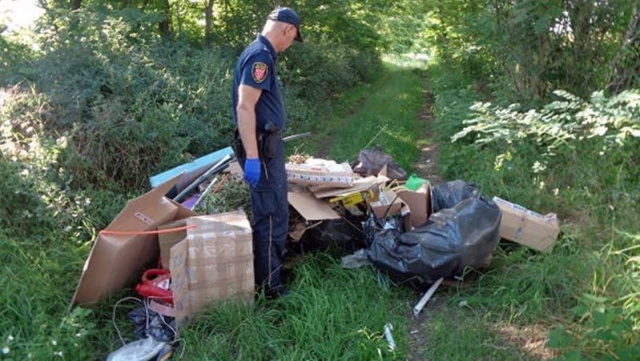 5 tysięcy złotych kary i prace społeczne za wyrzucanie śmieci w lesie - nowy pomysł Ministerstwa Środowiska