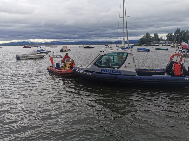 Dryfujący pusty ponton na Jeziorze Nyskim. Poranna akcja WOPR Nysa