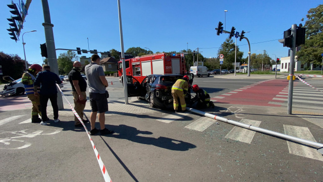 Zderzenie nieznakowanego radiowozu z samochodem osobowym na Niemodlińskiej