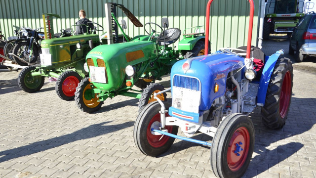 Zabytkowe traktory opanowały Solec. Każdym z nich jeździ się inaczej, choć zasada budowy nie zmieniła się bardzo w ciągu wieku