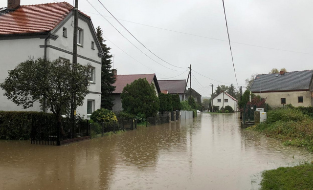 Niepokojąca sytuacja w Racławicach Śląskich. Woda jest już w piwnicach wielu domów