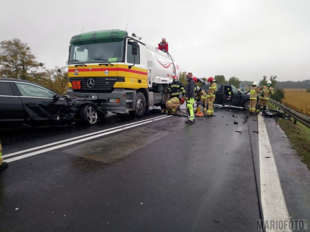 Zderzenie dwóch osobówek i ciężarówki na DK46 w Dąbrowie. Uwaga, duże korki