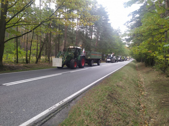 Rolnicy z Opolskiego kolejny raz spowolnili ruch na DK 45 i DK 11. To sprzeciw wobec piątki dla zwierząt