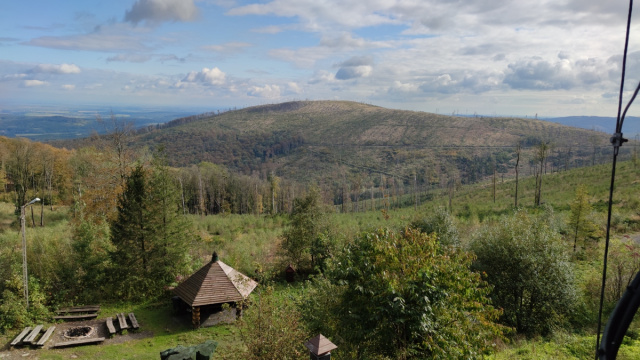 Druhowie z OSP Jarnołtówek, jak ratownicy GOPR, pomagają turystom w Górach Opawskich