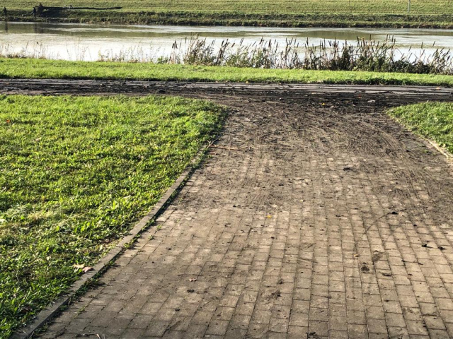 Opole: trwa sprzątanie i porządkowanie terenów Parku Nadodrzańskiego i wałów wzdłuż Odry