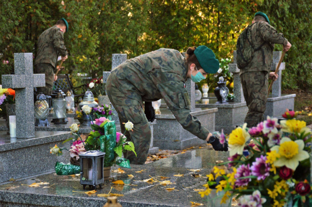 Opolscy logistycy pamiętają o poległych żołnierzach. Porządkowali groby na dwóch cmentarzach w stolicy regionu