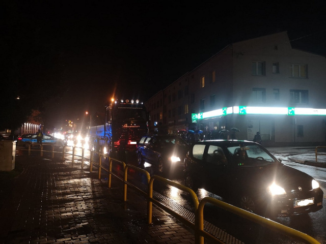 Kierowca ciężarówki nie zamierzał czekać na zejście protestujących z pasów w Strzelcach Opolskich. Zatrzymali go policjanci