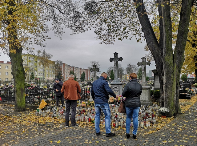 Mieszkańcy Strzelec Opolskich od rana tłumnie odwiedzają groby bliskich na cmentarzu parafialnym