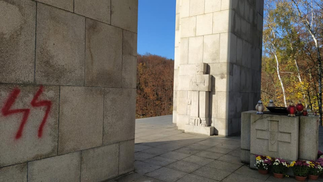 Usunięto nazistowskie symbole na Pomniku Czynu Powstańczego na Górze Świętej Anny