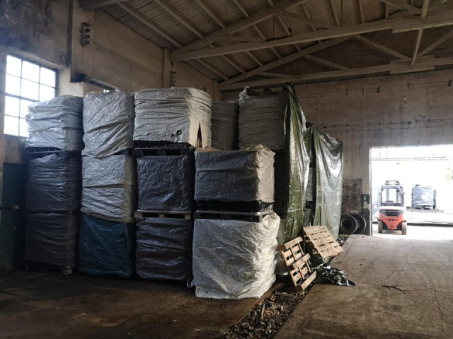 Ponad 600 pojemników z nieznaną substancją znaleziono w opuszczonych halach w Kędzierzynie-Koźlu. Interweniuje straż i policja [AKTUALIZACJA]