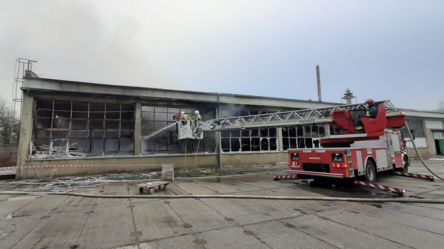 Trwa sprzątanie po pożarze w Głuszynie. Strażacy schładzają konstrukcję i wyposażenie budynku by zapobiec ponownemu pojawieniu się ognia