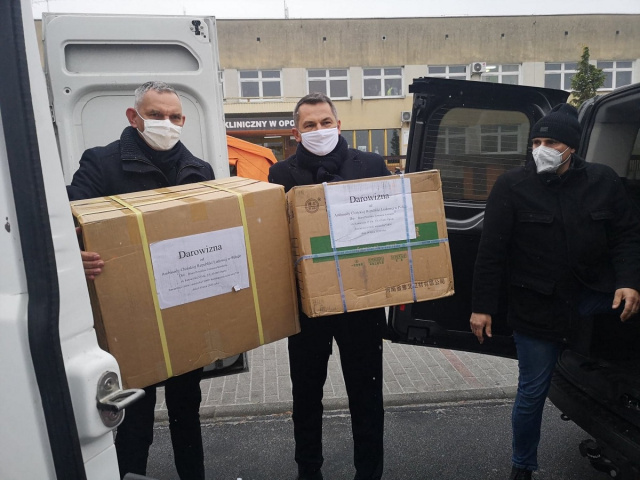 Maseczki, rękawice i kombinezony od ambasadora Chin w Polsce trafiły do Uniwersyteckiego Szpitala Klinicznego w Opolu