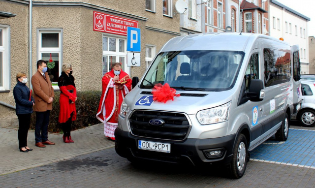 Warsztat Terapii Zajęciowej w Oleśnie ma nowy samochód do transportu. Pomogła dotacja z PFRON-u