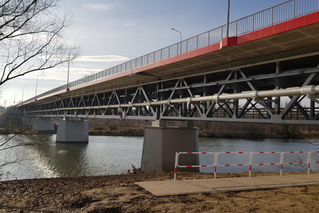 Nowy-stary most nad Odrą już gotowy. Połączył centrum Krapkowic z Otmętem