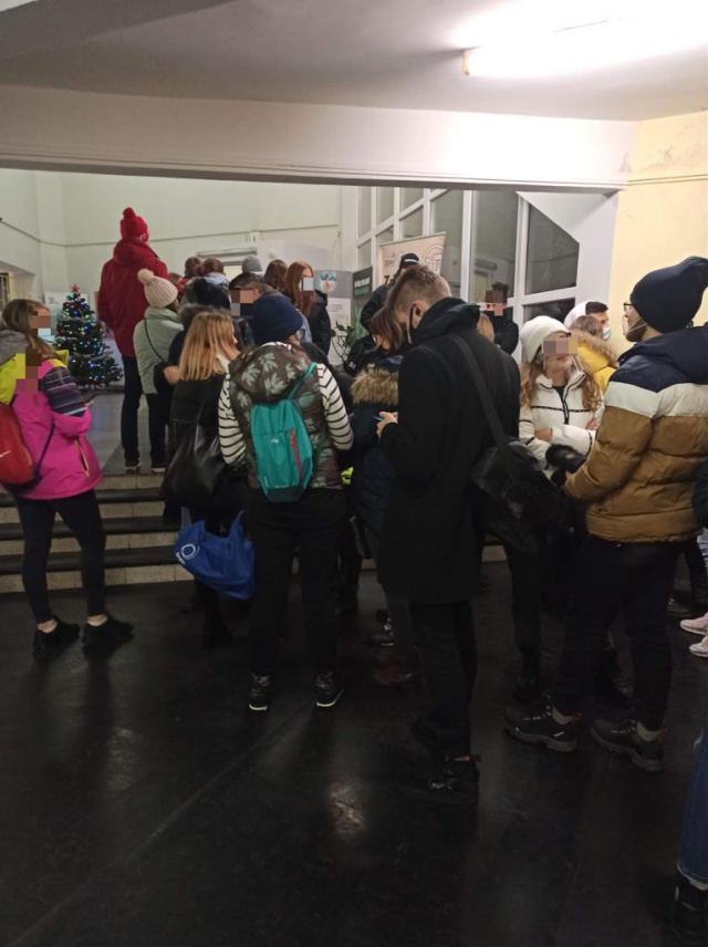 Koronawirus: tłum ludzi przed kasą na lodowisku Toropol.  Musimy się kontrolować, myśleć o wszystkich restrykcjach