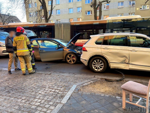 Zderzenie dwóch osobówek w Opolu. Warunki jazdy są zmienne, policja apeluje o ostrożność