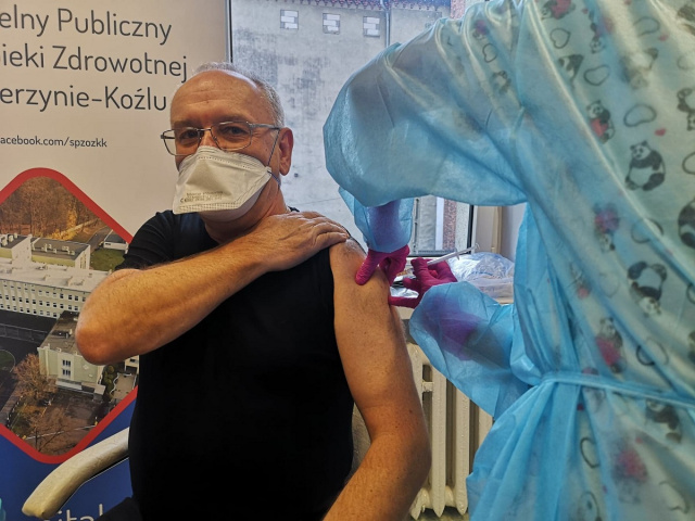 W szpitalu w Kędzierzynie-Koźlu ruszyły szczepienia przeciw COVID-19. To kolejny etap walki z koronawirusem [FILM, ZDJĘCIA]