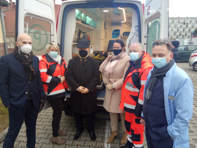 Nowy ambulans zajechał do Prudnika. To inwestycja w bezpieczeństwo mieszkańców, współfinansowana z FIL