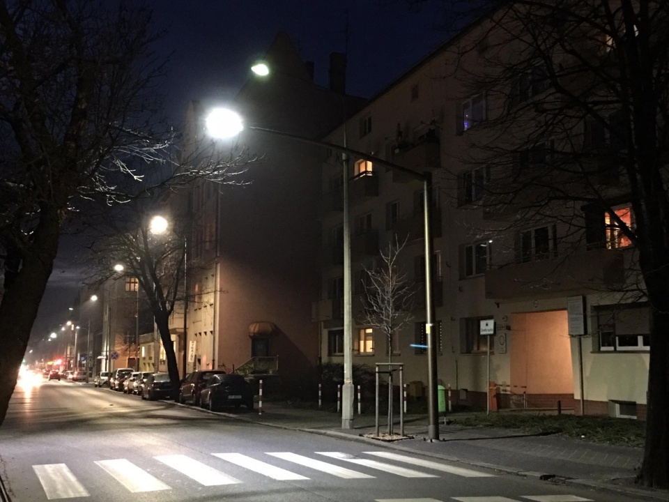 Podwójne oświetlenie na ulicy 1 Maja [fot.P.Wójtowicz]