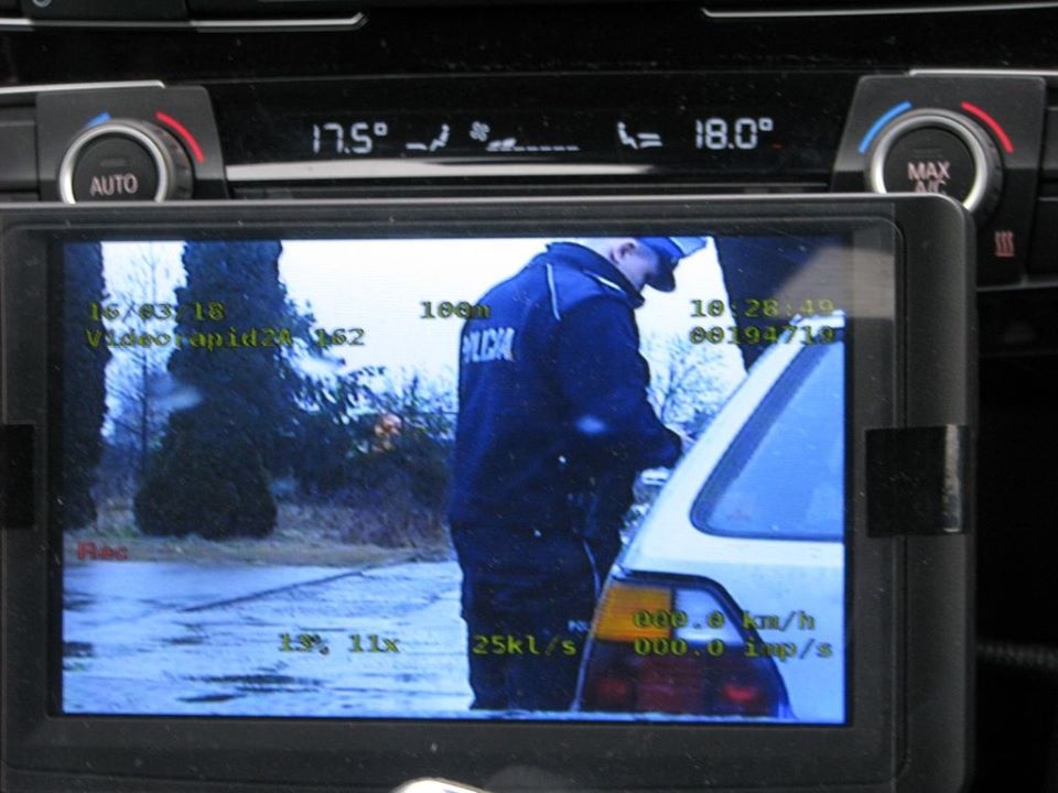 Policjanci z Krapkowic sprawdzają stany liczników aut [fot. policja w Krapkowicach]