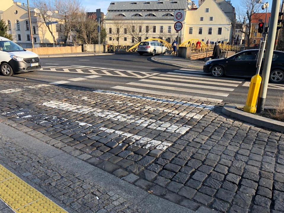 Przejście dla pieszych na ulicy Piastowskiej w Opolu [fot.M.Matuszkiewicz]