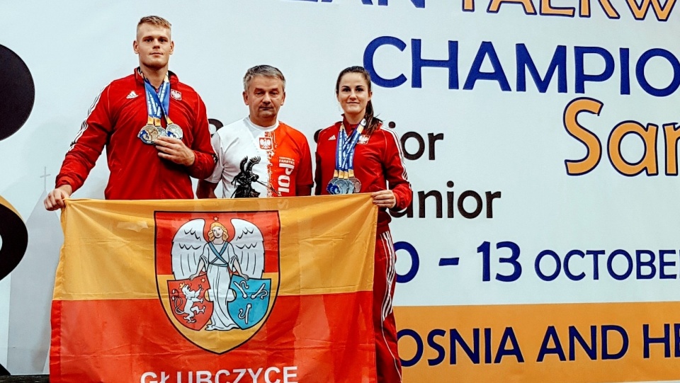 reprezentanci głubczyckiej Sparty na podium mistrzostw Europy w Sarajewie [fot. facebook/spartaglubczycce]