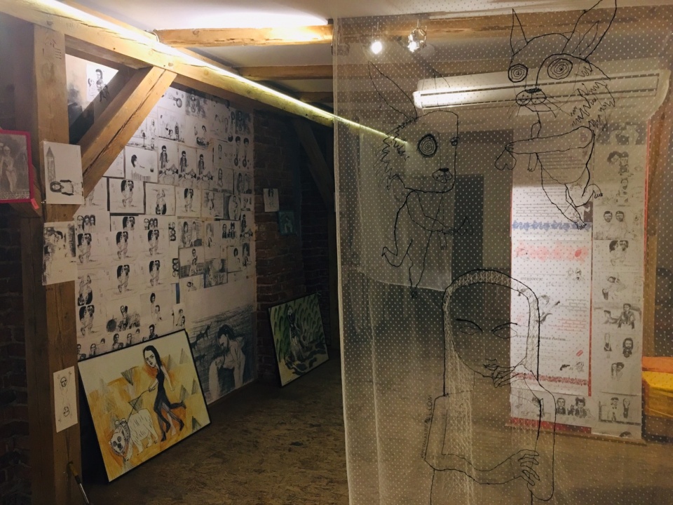 Finisaż wystawy w Miejscu X. Odwiedzający mogli malować i targać elementy wystawy [fot. Wiktoria Palarczyk]