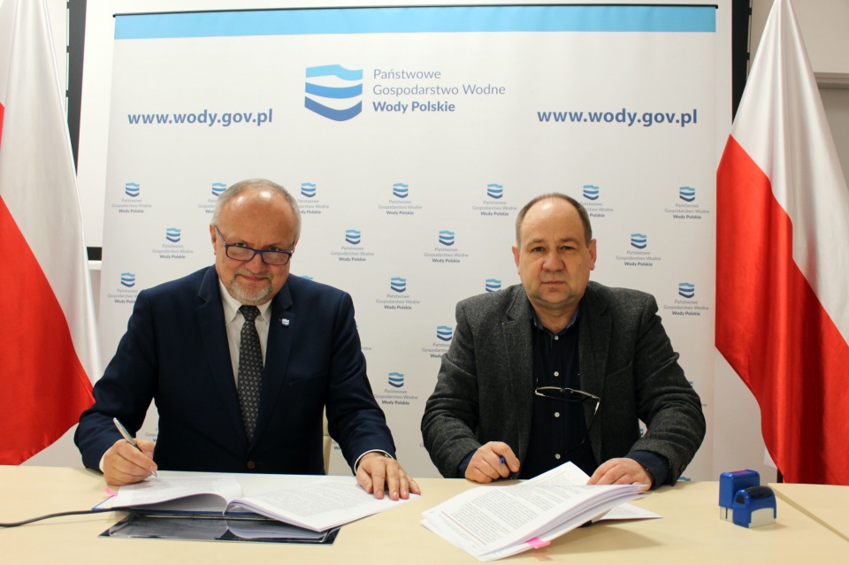 Podpisanie umowy na remont zabezpieczeń przeciwpowodziowych w Głuchołazach [fot. Wody Polskie]