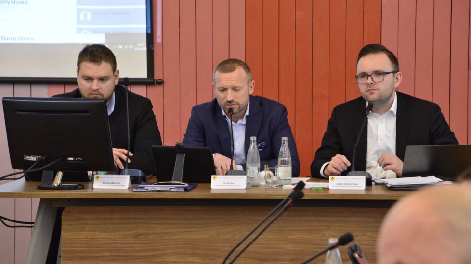 Byłe prezydium namysłowskiej rady miejskiej. Od lewej: Marcin Biliński, Jacek Fior, Jakub Włodarczyk [fot. Daniel Klimczak]