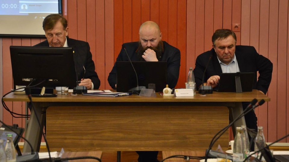 Nowe prezydium rady miejskiej w Namysłowie. Od lewej: Kazimierz Kos, Jacek Ochędzan, Wojciech Próchnicki [fot. Daniel Klimczak]