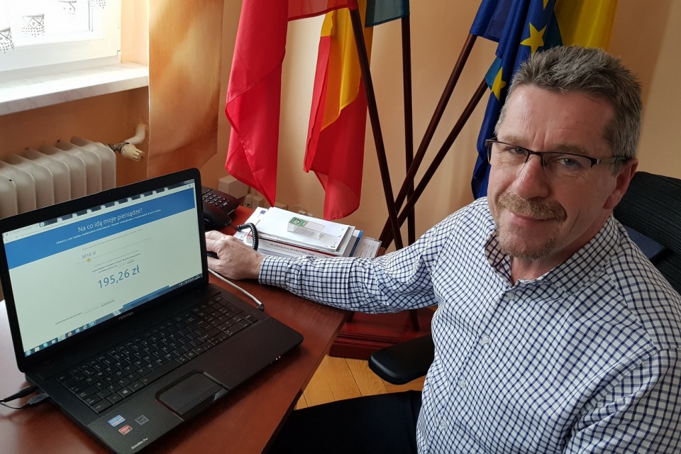 Burmistrz Zawadzkiego prezentuje stronę, na której mieszkańcy mogą sprawdzić, na co gmina wydaje ich podatki [fot. A. Pospiszyl]