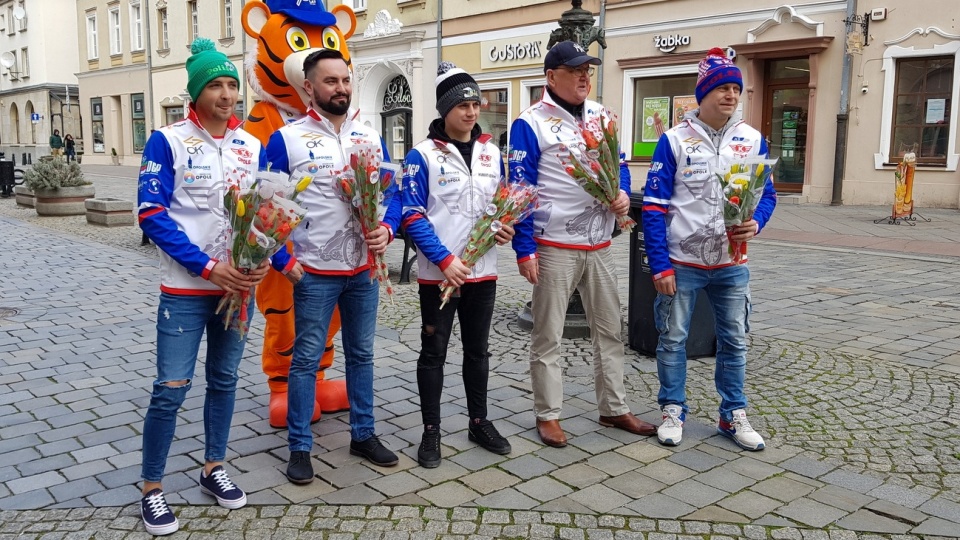 Żużlowcy wręczają kwiaty kobietom w centrum Opola [fot. A. Pospiszyl]