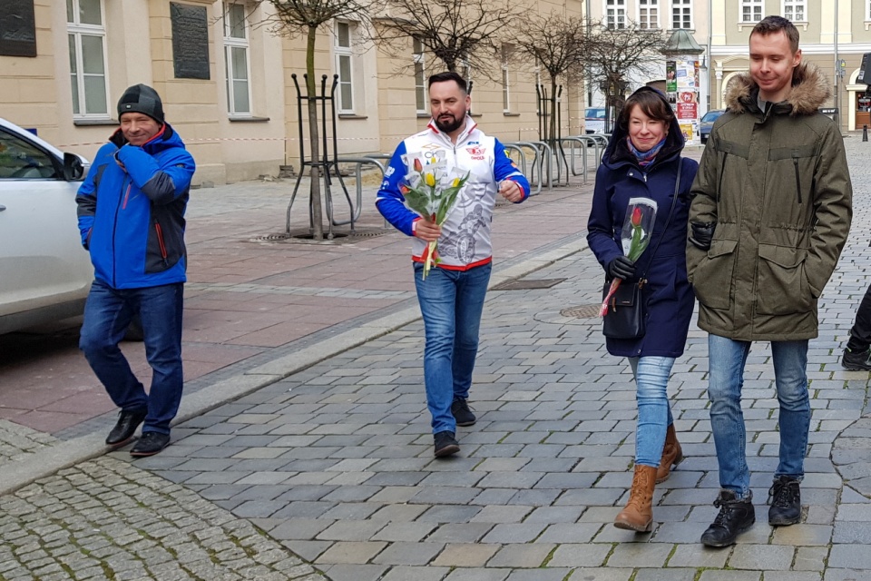 Żużlowcy wręczają kwiaty kobietom w centrum Opola [fot. A. Pospiszyl]