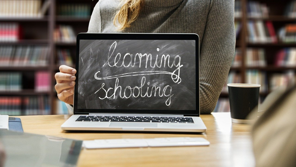 Opolscy nauczyciele niemal w komplecie skorzystają z dofinansowania w ramach 500+ [fot. Pixabay]