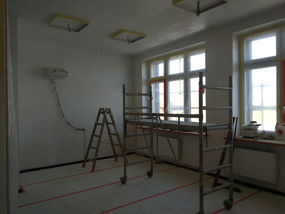 remont szkoły w Domecku foto: GminaKomprachcice/facebook