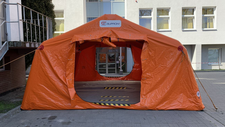 Namiot-śluza przed szpitalem w Nysie [fot. Daniel Klimczak]