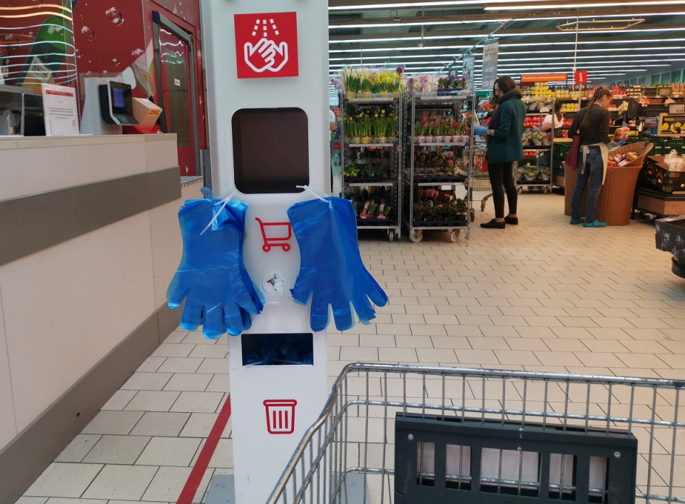 Rękawiczki jednorazowe w supermarkecie [fot. Katarzyna Doros]