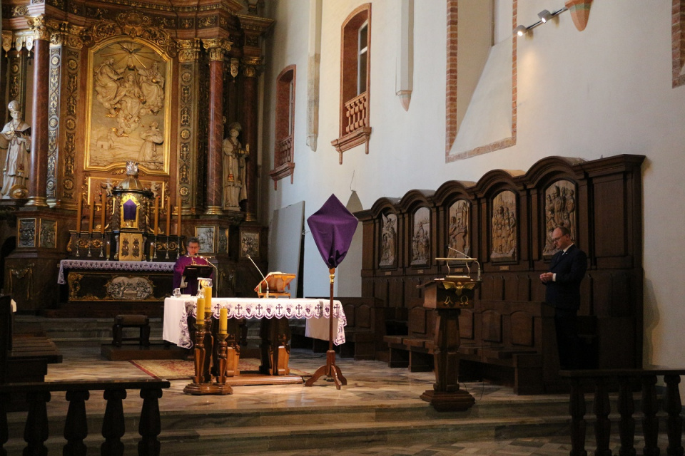 Msza w kościele o. Franciszkanów w Opolu w intencji ofiar katastrofy smoleńskiej [fot. OUW]