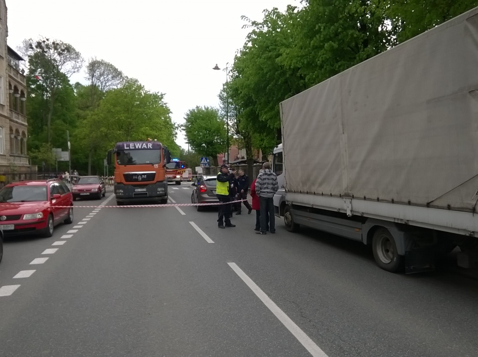W maju ubiegłego roku na ulicy Dąbrowskiego w Prudniku samochód ciężarowy potrącił na przejściu dla pieszych 74-letnią kobietę oraz dziesięciolatka [zdj. Jan Poniatyszyn]