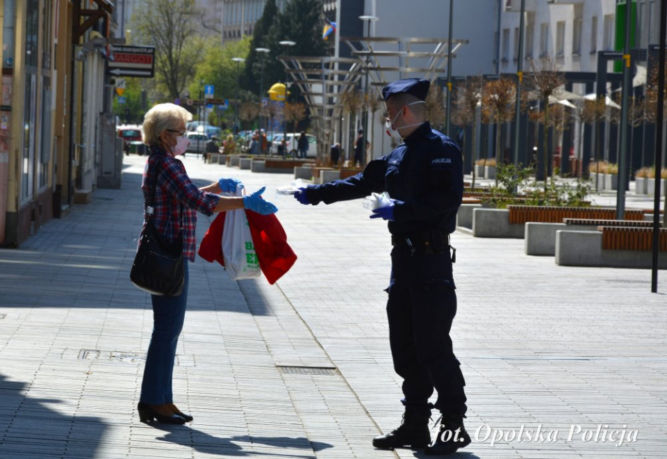 Opolscy policjanci rozdają maseczki [fot. archiwum policji]