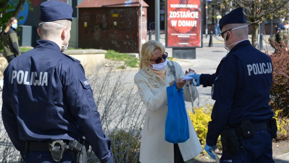 Opolscy policjanci rozdają maseczki [fot. archiwum policji]