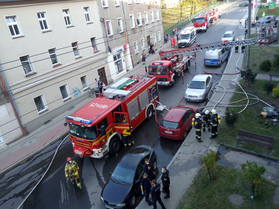 Akcja gaśnicza straży pożarnej w budynku przy ul. Nyskiej w Prudniku [zdj. Jan Poniatyszyn]