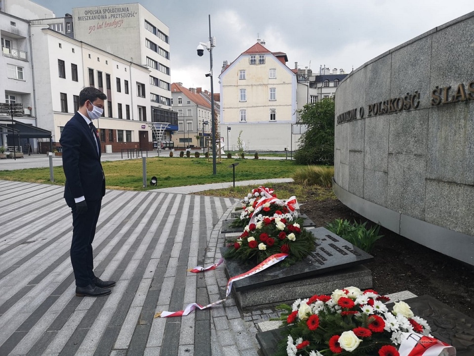 Wiceminister MON składa kwiaty na pl. Wolności w Opolu [fot. Katarzyna Doros]
