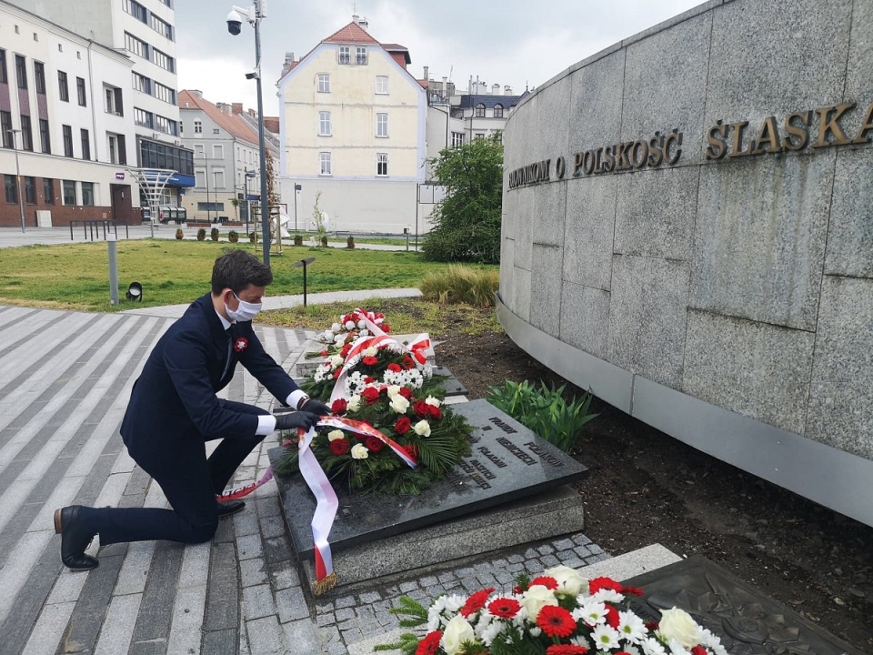Wiceminister MON składa kwiaty na pl. Wolności w Opolu [fot. Katarzyna Doros]
