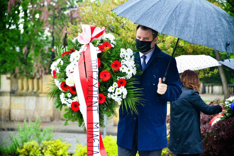 Prezydent Opola składa kwiaty na pl. Wolności w Opolu [fot. Facebook Arkadiusz Wiśniewski]