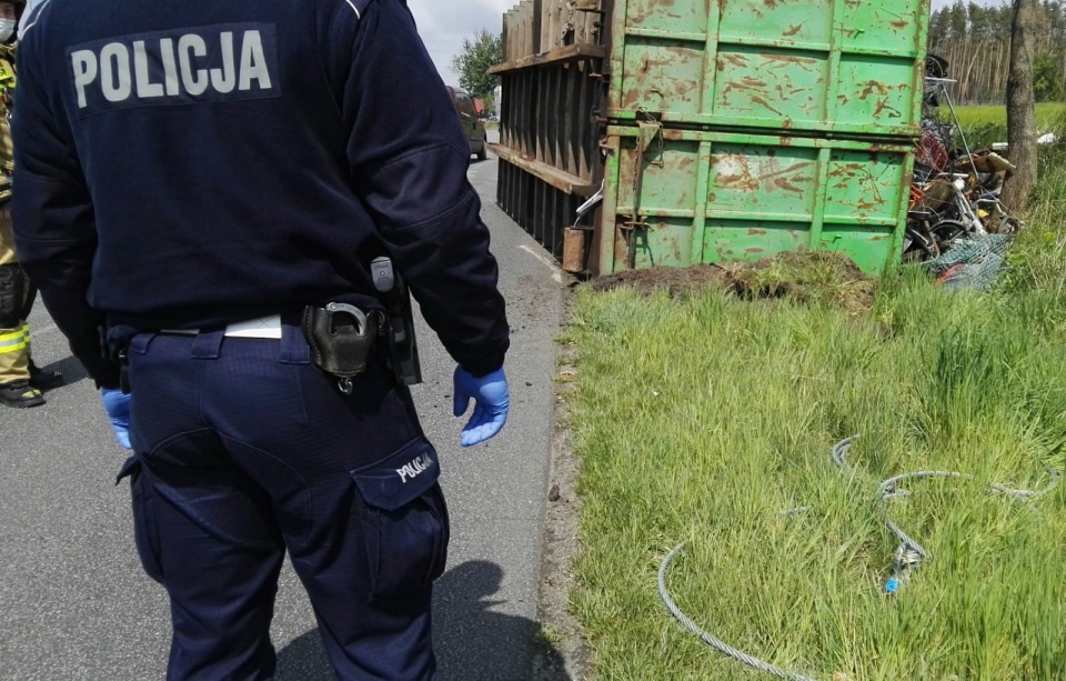 Pod Pawłowicami Namysłowskimi przewróciła się ciężarówka ze złomem [fot. policja w Namysłowie]