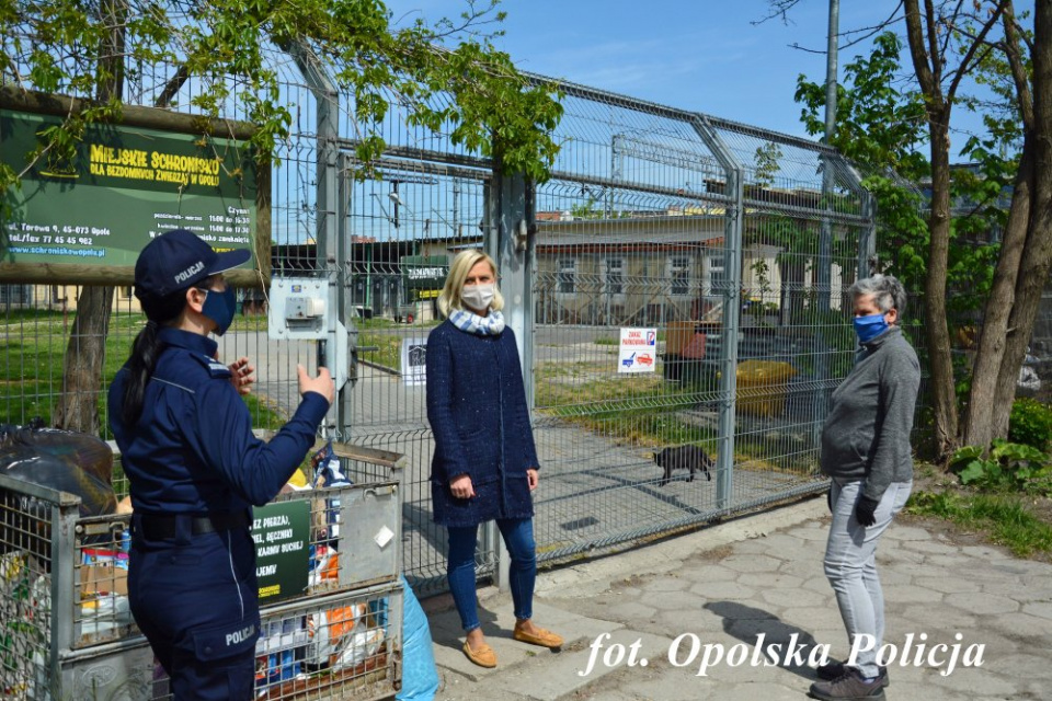 W czasie pandemii opolscy policjanci dbają także o zwierzęta z opolskiego schroniska [fot. Opolska policja]